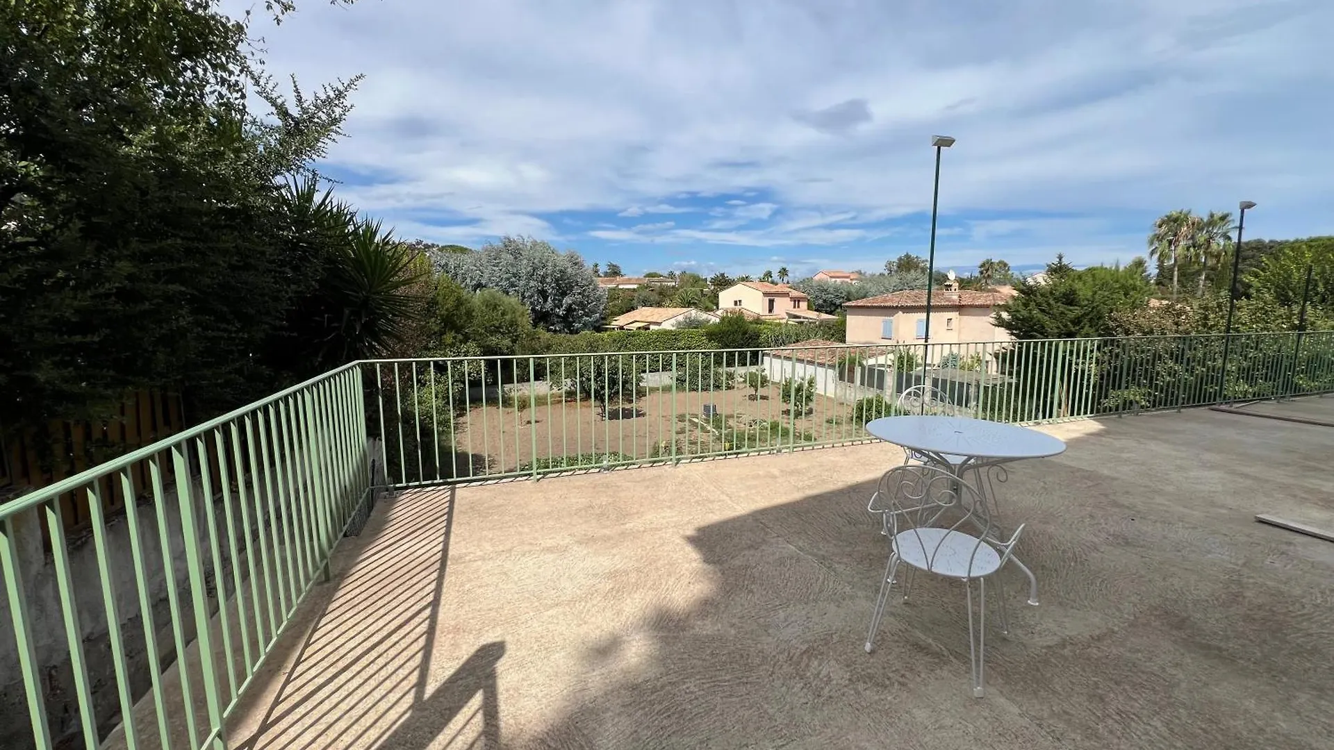 Appartement Fonctionnel Mandelieu-la-Napoule 0*,  France